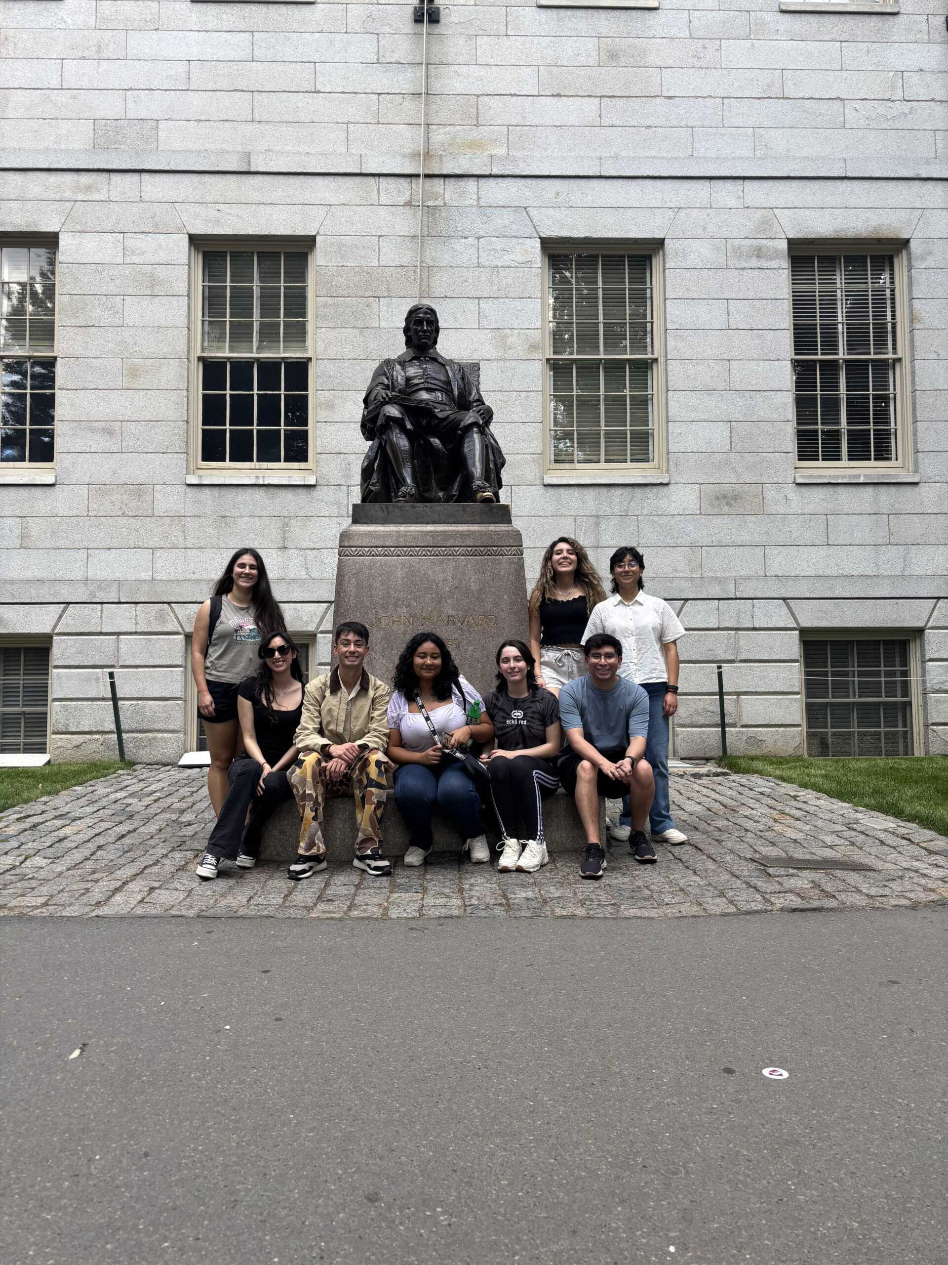 ChileMass Bootcamp 2025 participants at Harvard Yard posing in front of the John Harvard statue during their visit to Harvard University in Cambridge, Massachusetts.