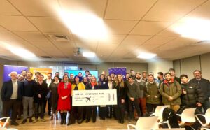 Group photo of the ChileMass Emprende 2025 winners and organizers holding a symbolic Boston Experience Pass ticket during the finalists’ announcement event at BancoEstado headquarters.
